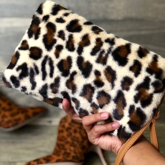 Handbags - LAST1♥️Vegan Leopard Fur 🐆 Animal Print Wristlet